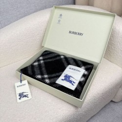 Replica Sciarpa/coperta lana con motivo check Burberry etichetta equestre 30 x 180 Nero Imitazioni Replica Sciarpa/coperta lana con motivo check Burberry etichetta equestre 30 x 180 Nero