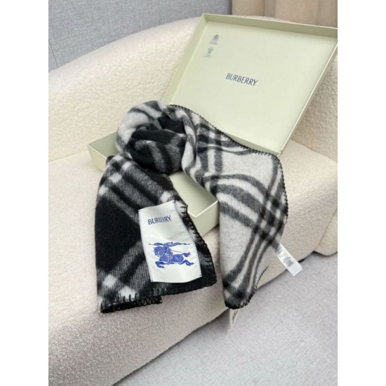 Replica Sciarpa/coperta lana con motivo check Burberry etichetta equestre 30 x 180 Nero Imitazioni Replica Sciarpa/coperta lana con motivo check Burberry etichetta equestre 30 x 180 Nero
