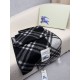 Replica Sciarpa/coperta lana con motivo check Burberry etichetta equestre 30 x 180 Nero Imitazioni Replica Sciarpa/coperta lana con motivo check Burberry etichetta equestre 30 x 180 Nero