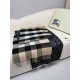 Replica Dettagli perfetti Sciarpa reversibile TB cashmere/lana con motivo a quadri Burberry 30 x 180 Nero/marrone Imitazioni Replica Dettagli perfetti Sciarpa reversibile TB cashmere/lana con motivo a quadri Burberry 30 x 180 Nero/marrone