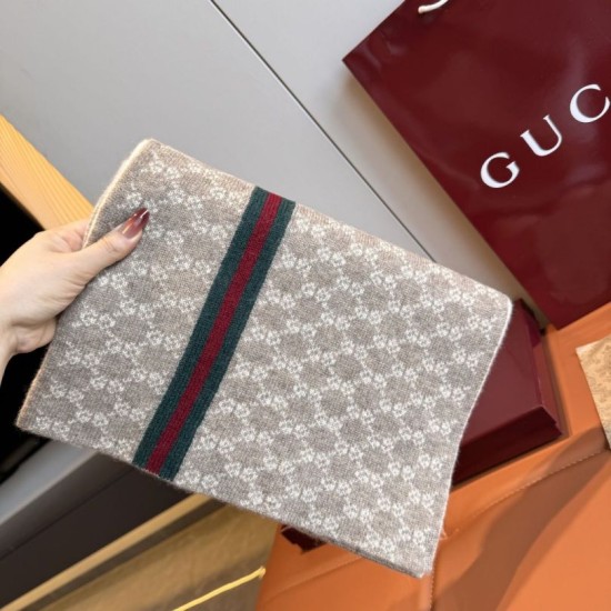 Replica Qualità da grande Scialle reversibile seta e lana Gucci con motivo a sella da equitazione 140 Nero Imitazioni Replica Qualità da grande Scialle reversibile seta e lana Gucci con motivo a sella da equitazione 140 Nero