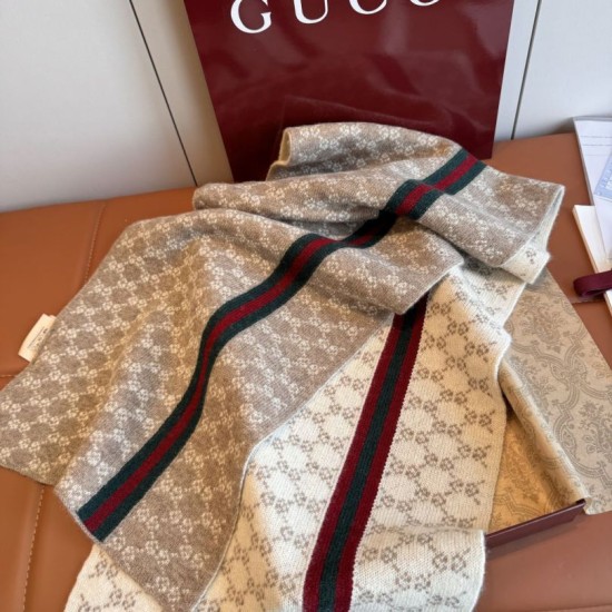 Replica Qualità da grande Scialle reversibile seta e lana Gucci con motivo a sella da equitazione 140 Nero Imitazioni Replica Qualità da grande Scialle reversibile seta e lana Gucci con motivo a sella da equitazione 140 Nero