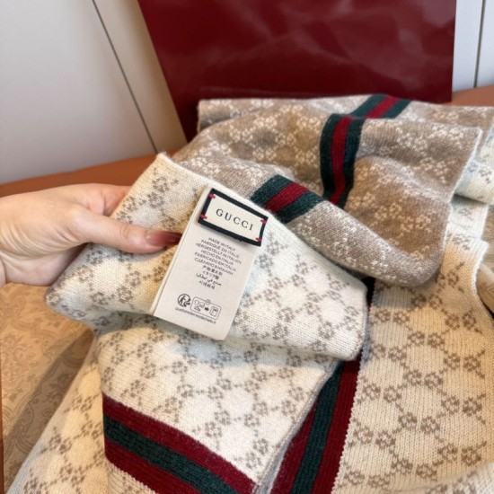 Replica Qualità da grande Scialle reversibile seta e lana Gucci con motivo a sella da equitazione 140 Nero Imitazioni Replica Qualità da grande Scialle reversibile seta e lana Gucci con motivo a sella da equitazione 140 Nero