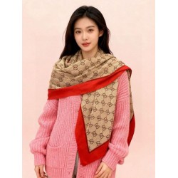 Scialle reversibile Gucci in seta e cashmere con motivo GG 135 albicocca Scialle reversibile Gucci in seta e cashmere con motivo GG 135 albicocca