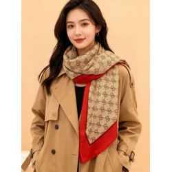 Scialle reversibile Gucci in seta e cashmere con motivo GG 135 albicocca