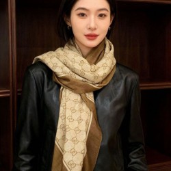 Replica Scialle reversibile Gucci in seta e cashmere con motivo GG 135 Nero Imitazioni Replica Scialle reversibile Gucci in seta e cashmere con motivo GG 135 Nero