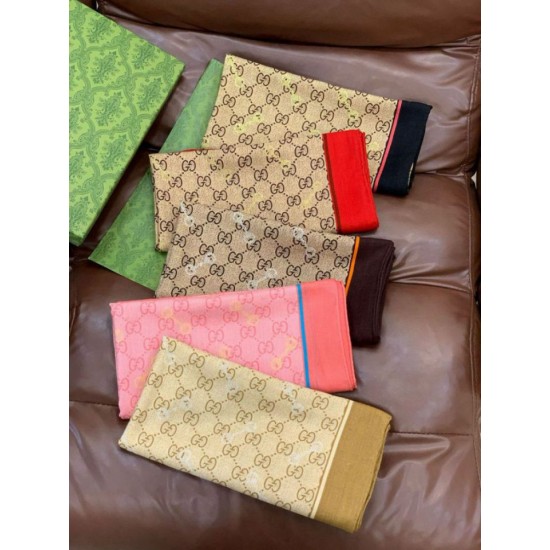 Replica Scialle reversibile Gucci in seta e cashmere con motivo GG 135 Rosa Imitazioni Replica Scialle reversibile Gucci in seta e cashmere con motivo GG 135 Rosa