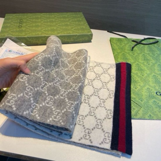 Replica Pari Sciarpa Gucci reversibile lana jacquard con motivo GG 30 x 180 01 Imitazioni Replica Pari Sciarpa Gucci reversibile lana jacquard con motivo GG 30 x 180 01