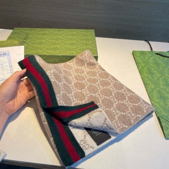 Replica Sciarpa Gucci reversibile lana jacquard con motivo GG 30 x 180 02 Imitazioni Replica Sciarpa Gucci reversibile lana jacquard con motivo GG 30 x 180 02