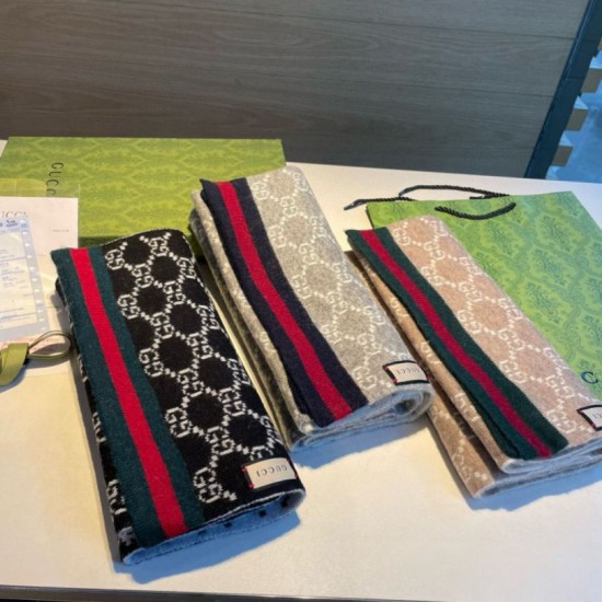 Replica Sciarpa Gucci reversibile lana jacquard con motivo GG 30 x 180 02 Imitazioni Replica Sciarpa Gucci reversibile lana jacquard con motivo GG 30 x 180 02