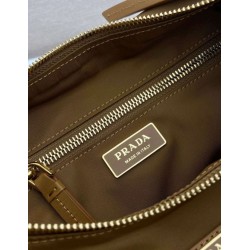 Borsa Pari a spalla Prada Explore grande Re-Nylon 1BC264 Marrone Borsa Pari a spalla Prada Explore grande Re-Nylon 1BC264 Marrone