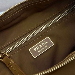 Replica Bora Pari a spalla Prada Explore grande Re-Nylon 1BC264 Marrone Imitazioni Replica Bora Pari a spalla Prada Explore grande Re-Nylon 1BC264 Marrone
