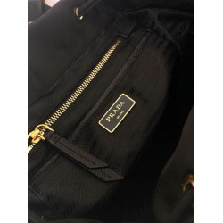 Zaino Prada medio Re-Nylon con marsupio 1BZ811 Nero Zaino Prada medio Re-Nylon con marsupio 1BZ811 Nero