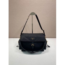 Borsa a spalla grande Prada Explore con patta in nappa 1BD391 Nero