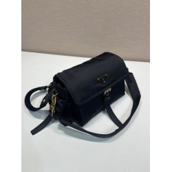 Borsa a spalla Prada Explore Re-Nylon media con patta 1BD394 nero