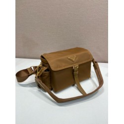 Borsa a spalla Prada Explore Re-Nylon media con patta 1BD394 Marrone Borsa a spalla Prada Explore Re-Nylon media con patta 1BD394 Marrone