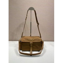 Borsa a spalla Prada Explore Re-Nylon media con patta 1BD394 Marrone