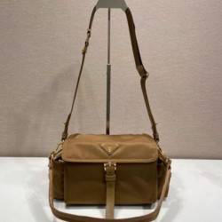 Replica Borsa a spalla Prada Explore Re-Nylon media con patta 1BD394 Marrone