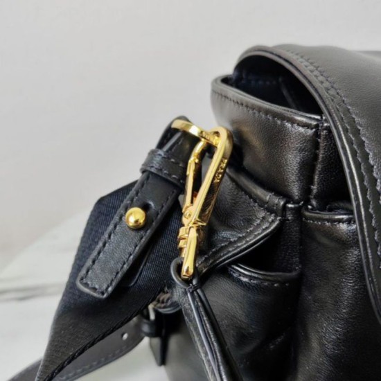 Replica Borsa a spalla media Prada Explore con patta 1BD394 Nero Imitazioni Replica Borsa a spalla media Prada Explore con patta 1BD394 Nero