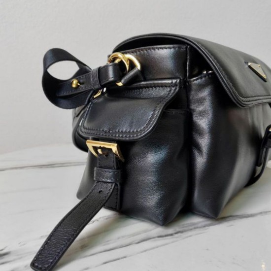 Replica Borsa a spalla media Prada Explore con patta 1BD394 Nero Imitazioni Replica Borsa a spalla media Prada Explore con patta 1BD394 Nero