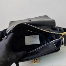 Replica Borsa a spalla media Prada Explore con patta 1BD394 Nero Imitazioni Replica Borsa a spalla media Prada Explore con patta 1BD394 Nero