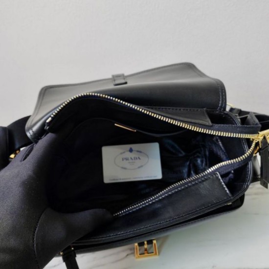 Replica Borsa a spalla media Prada Explore con patta 1BD394 Nero Imitazioni Replica Borsa a spalla media Prada Explore con patta 1BD394 Nero