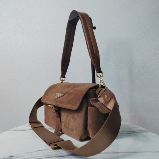 Replica Borsa a tracolla media Prada Explore con patta scamosciata Marrone Imitazioni Replica Borsa a tracolla media Prada Explore con patta scamosciata Marrone
