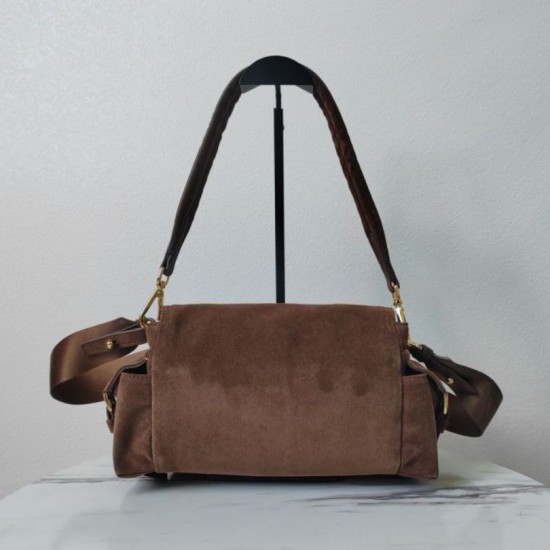 Replica Borsa a tracolla media Prada Explore con patta scamosciata Marrone Imitazioni Replica Borsa a tracolla media Prada Explore con patta scamosciata Marrone