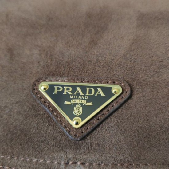 Replica Borsa a tracolla media Prada Explore con patta scamosciata Marrone Imitazioni Replica Borsa a tracolla media Prada Explore con patta scamosciata Marrone