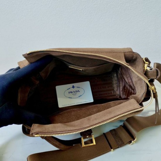 Replica Borsa a tracolla media Prada Explore con patta scamosciata Marrone Imitazioni Replica Borsa a tracolla media Prada Explore con patta scamosciata Marrone