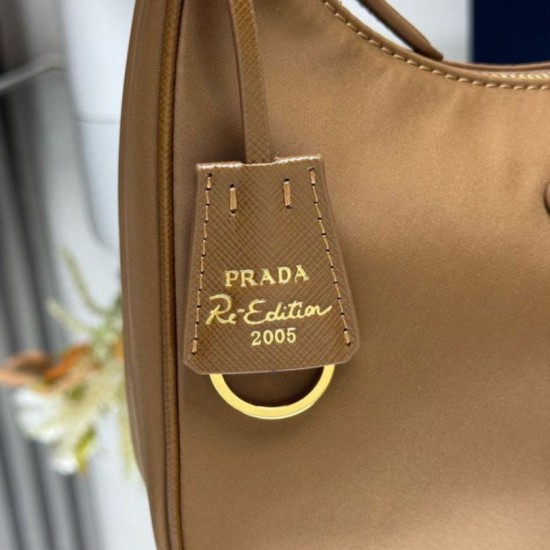 Replica Borsa hobo mini Prada Re-Edition 2005 Re-Nylon Saffiano 1N204M Marrone Imitazioni Replica Borsa hobo mini Prada Re-Edition 2005 Re-Nylon Saffiano 1N204M Marrone