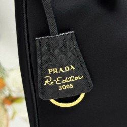 Replica Borsa hobo mini Prada Re-Edition 2005 Re-Nylon Saffiano 1N204M Nero Imitazioni Replica Borsa hobo mini Prada Re-Edition 2005 Re-Nylon Saffiano 1N204M Nero
