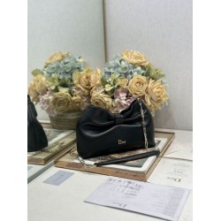 Borsa Dior Bow con fiocco nero e metallo finitura oro Borsa Dior Bow con fiocco nero e metallo finitura oro