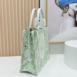 Replica Borsa Dior Book Tote piccolo/media/grande con tracolla ricamo Toile de Jouy multicolore verde Imitazioni Replica Borsa Dior Book Tote piccolo/media/grande con tracolla ricamo Toile de Jouy multicolore verde