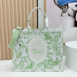 Replica Borsa Dior Book Tote piccolo/media/grande con tracolla ricamo Toile de Jouy multicolore verde