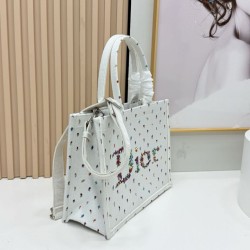 Replica Borse Dior Dioramour piccolo/media/grande Dior Book Tote con tracolla bianca Imitazioni Replica Borse Dior Dioramour piccolo/media/grande Dior Book Tote con tracolla bianca