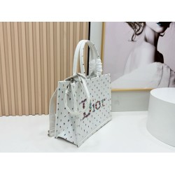 Borse Dior Dioramour piccolo/media/grande Dior Book Tote con tracolla bianca Borse Dior Dioramour piccolo/media/grande Dior Book Tote con tracolla bianca