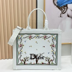 Replica Borse  Dioramour  Dior Book Tote con tracolla multicolore fiori Revolution ricamati bianchi