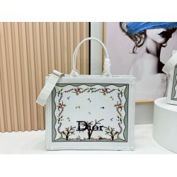 Borse Dioramour  Dior Book Tote con tracolla multicolore fiori Revolution ricamati bianchi