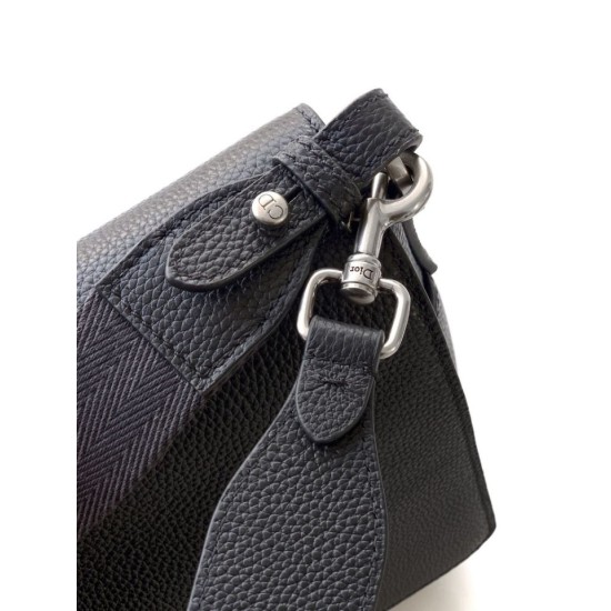 Replica Borsa a tracolla Dior Privé Messenger Uomo con patta nera Imitazioni Replica Borsa a tracolla Dior Privé Messenger Uomo con patta nera