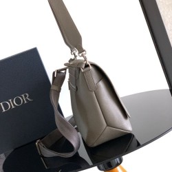 Replica Borse Firmate a tracolla Dior Privé Messenger Uomo con patta Grigia Imitazioni Replica Borse Firmate a tracolla Dior Privé Messenger Uomo con patta Grigia