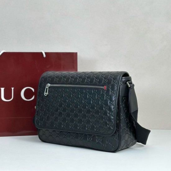 Replica Borsa a tracolla media Gucci 850235 GG Emblem Uomo Nero Imitazioni Replica Borsa a tracolla media Gucci 850235 GG Emblem Uomo Nero