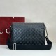 Replica Borsa a tracolla media Gucci 850235 GG Emblem Uomo Nero Imitazioni Replica Borsa a tracolla media Gucci 850235 GG Emblem Uomo Nero