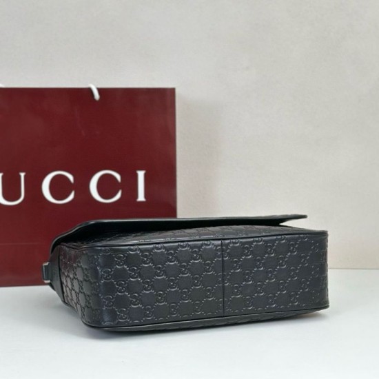 Replica Borsa a tracolla media Gucci 850235 GG Emblem Uomo Nero Imitazioni Replica Borsa a tracolla media Gucci 850235 GG Emblem Uomo Nero