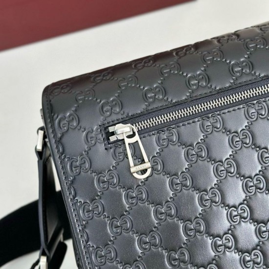 Replica Borsa a tracolla media Gucci 850235 GG Emblem Uomo Nero Imitazioni Replica Borsa a tracolla media Gucci 850235 GG Emblem Uomo Nero