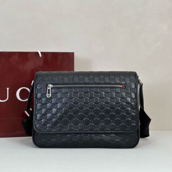 Replica Borsa a tracolla media Gucci 850235 GG Emblem Uomo Nero Imitazioni Replica Borsa a tracolla media Gucci 850235 GG Emblem Uomo Nero