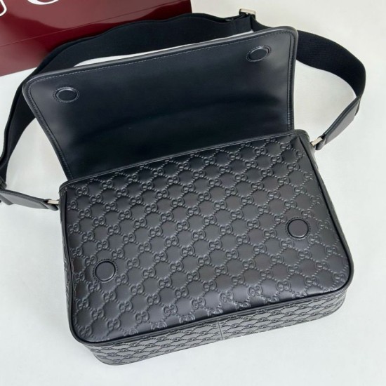 Replica Borsa a tracolla media Gucci 850235 GG Emblem Uomo Nero Imitazioni Replica Borsa a tracolla media Gucci 850235 GG Emblem Uomo Nero