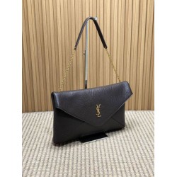 YSL Saint Laurent Cassandre Borsa a busta grande con catena Claret YSL Saint Laurent Cassandre Borsa a busta grande con catena Claret