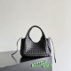 Replica Borsa a tracolla Bottega Veneta Campana piccola intrecciata Nero Imitazioni Replica Borsa a tracolla Bottega Veneta Campana piccola intrecciata Nero