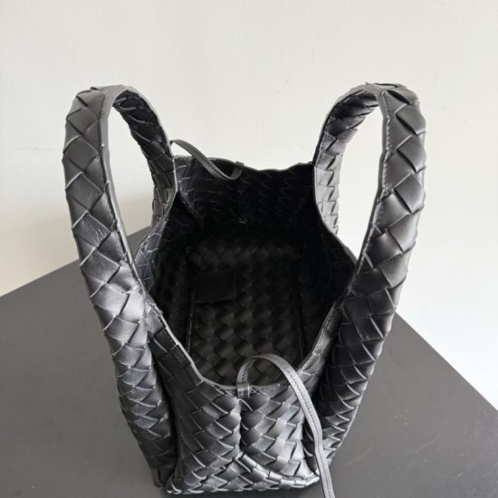 Replica Borsa a tracolla Bottega Veneta Campana piccola intrecciata Nero Imitazioni Replica Borsa a tracolla Bottega Veneta Campana piccola intrecciata Nero